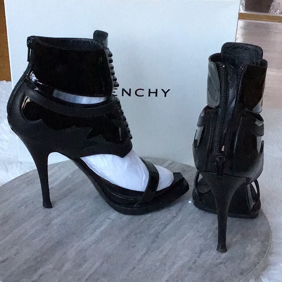 GIVENCHY BLACK PATENT AND MATTE LEATHER CALFSKIN PUMPS. - Picture 10 of 14